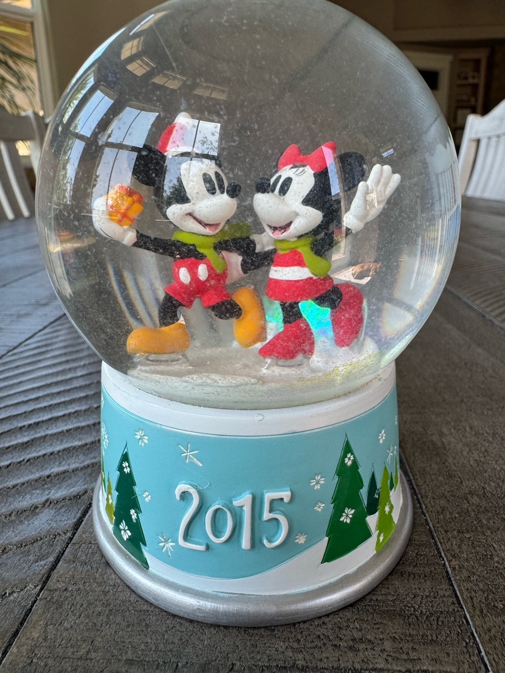 Disney 2015 Holiday Mickey & Minnie Mouse Exclusive Snow Globe